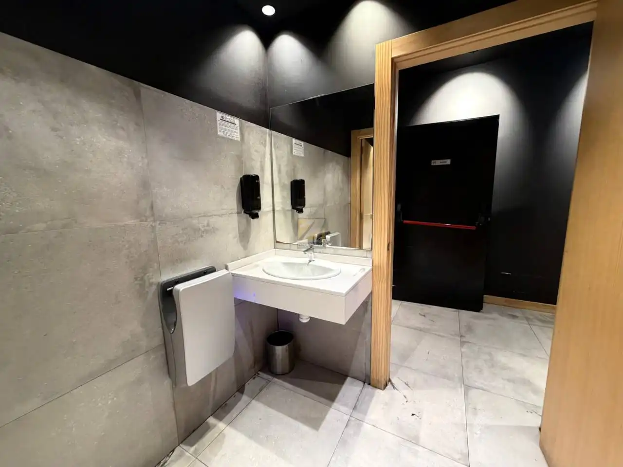 Badezimmer von Geschaftsraum zur Miete in Oviedo  mit Klimaanlage und Alarm