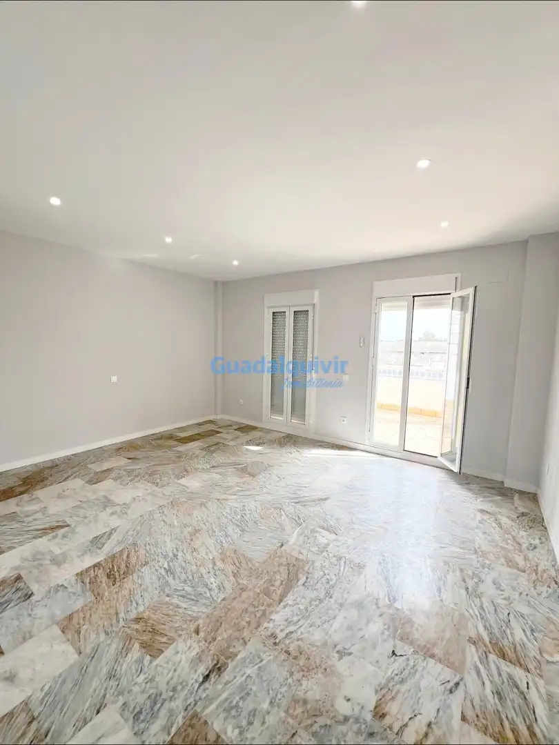 Sala d'estar de Àtic en venda en Dos Hermanas amb Aire condicionat i Terrassa