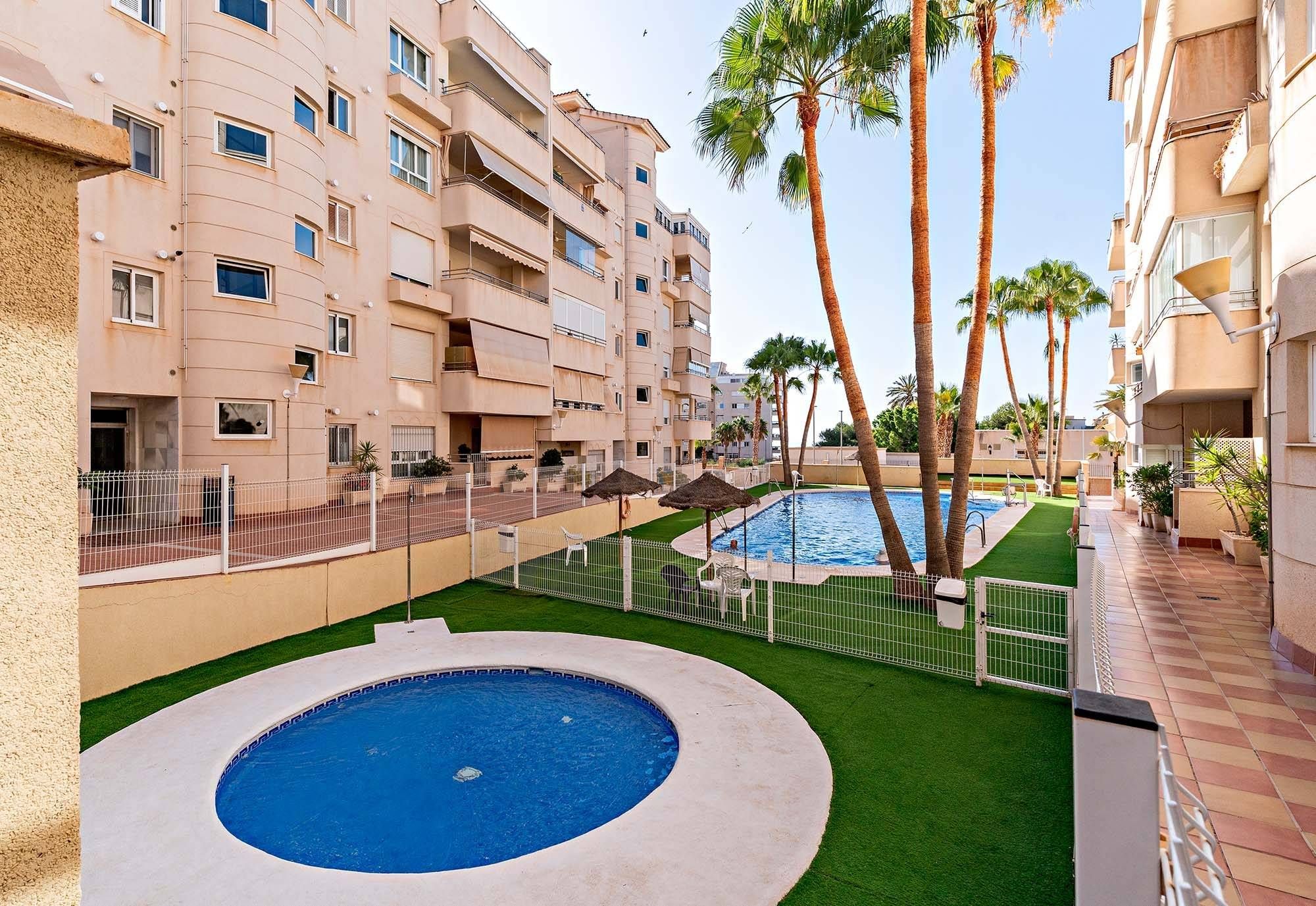 Piscina de Planta baixa en venda en Roquetas de Mar amb Aire condicionat, Calefacció i Jardí privat