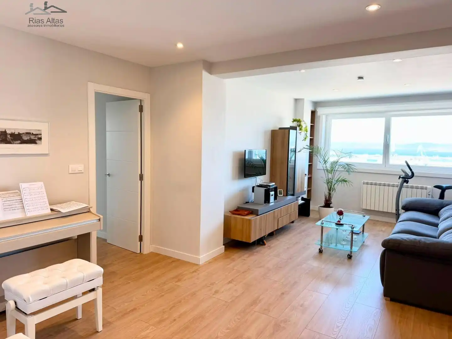Sala de estar de Piso en venta en A Coruña Capital  con Calefacción, Terraza y Amueblado