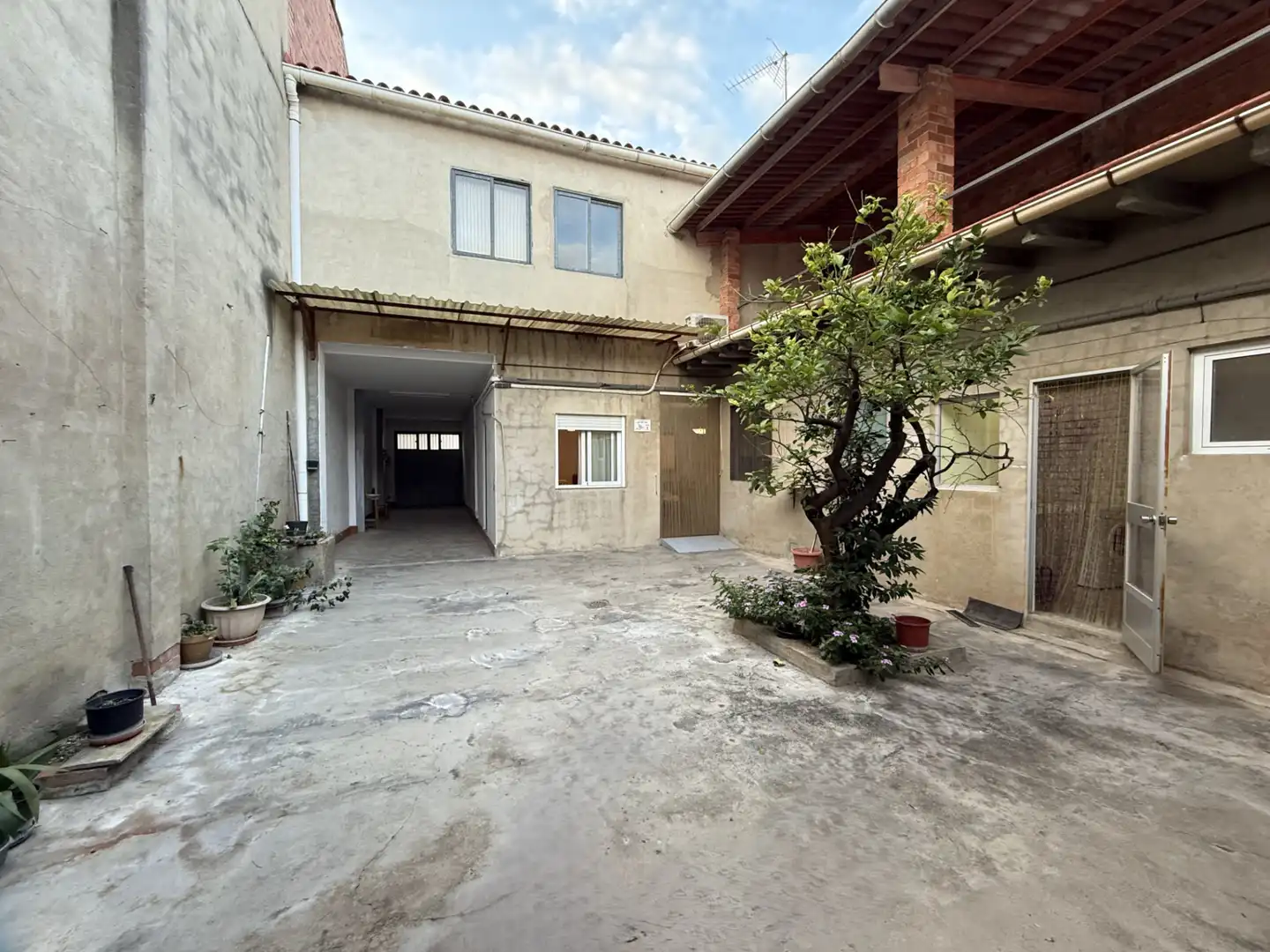 Außenansicht von Einfamilien-Reihenhaus zum Verkauf in La Pobla del Duc mit Klimaanlage, Heizung und Terrasse