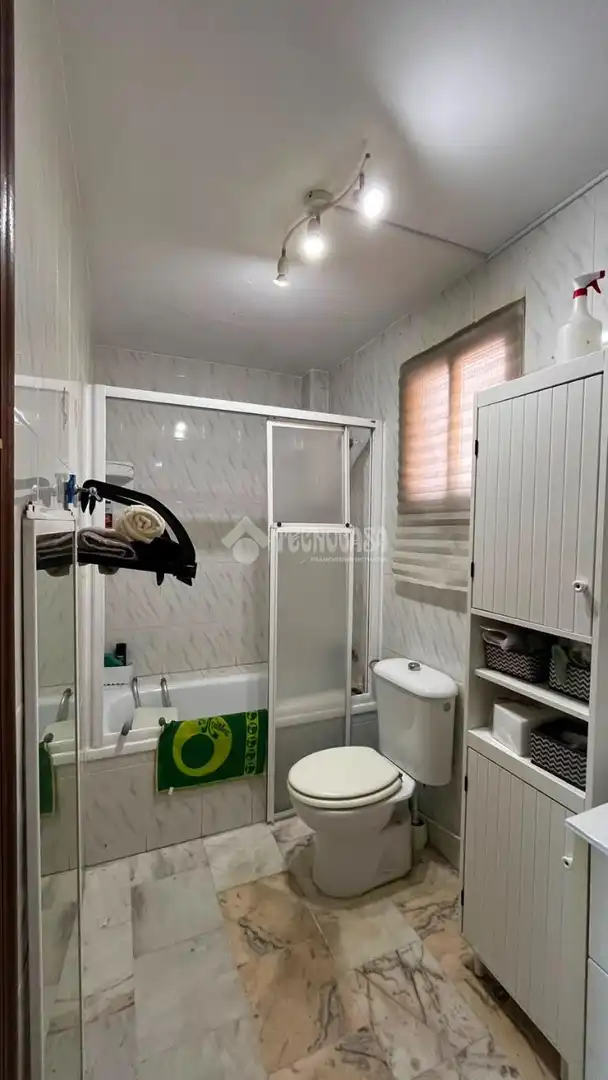 Badezimmer von Wohnung zum Verkauf in Alcalá de Guadaira mit Klimaanlage, Möbliert und Alarm