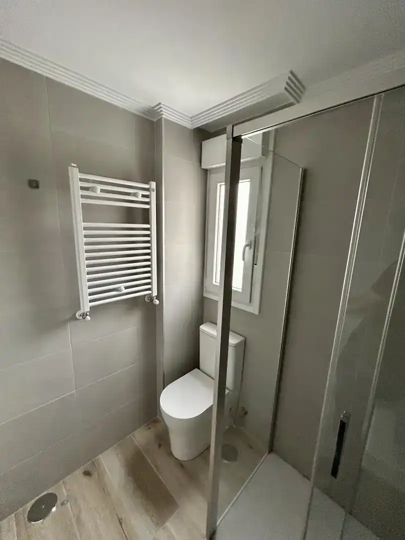 Baño de Piso de alquiler en Santander con Trastero