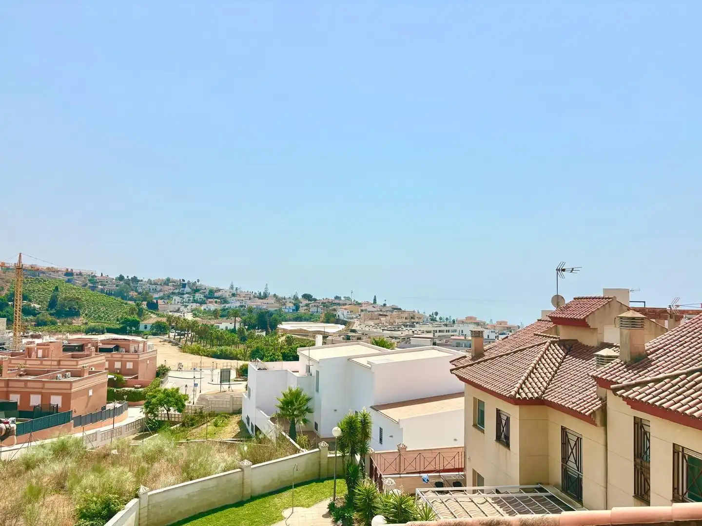 Vista exterior de Casa adosada en venda en Vélez-Málaga amb Aire condicionat, Jardí privat i Terrassa