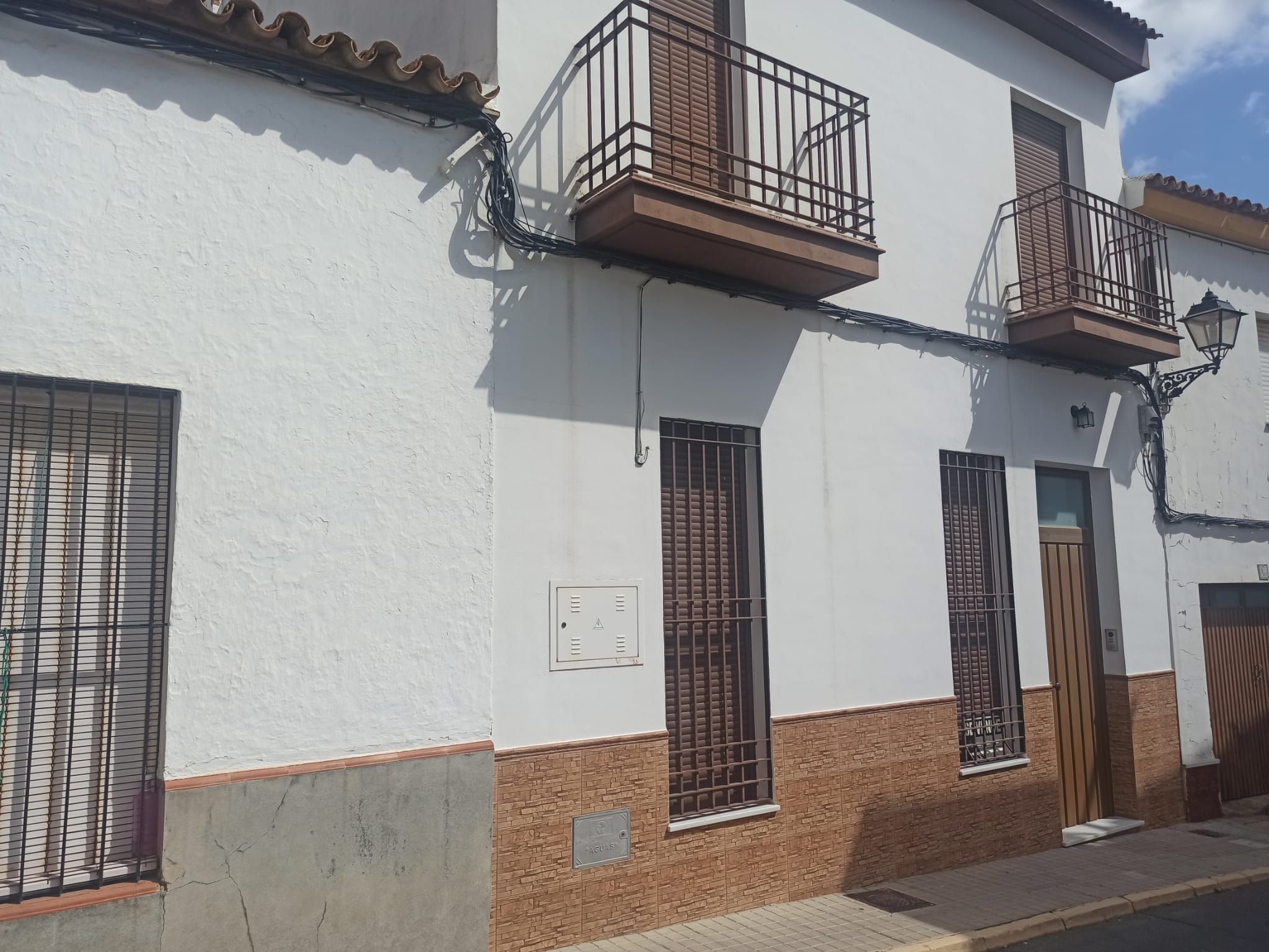 Vista exterior de Casa adosada en venda en Trigueros amb Aire condicionat, Terrassa i Piscina