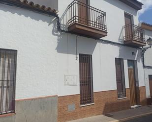 Vista exterior de Casa adosada en venda en Trigueros amb Aire condicionat, Terrassa i Piscina