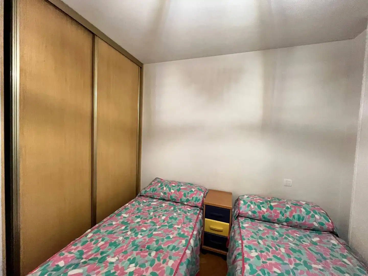 Dormitori de Apartament de lloguer en Burgos amb Calefacció, Parquet i Moblat