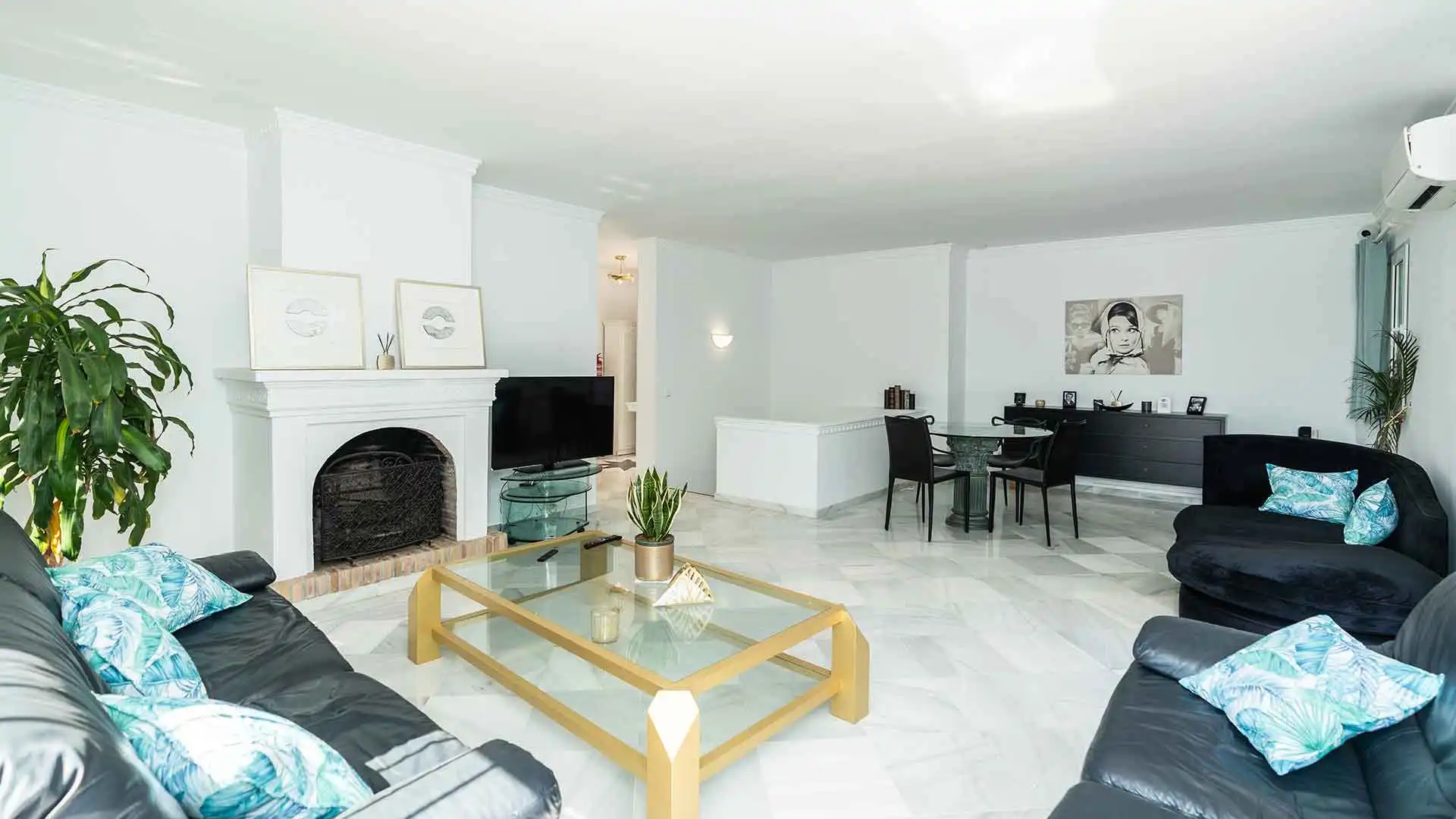 Sala de estar de Casa o chalet en venta en Marbella con Aire acondicionado, Jardín privado y Terraza
