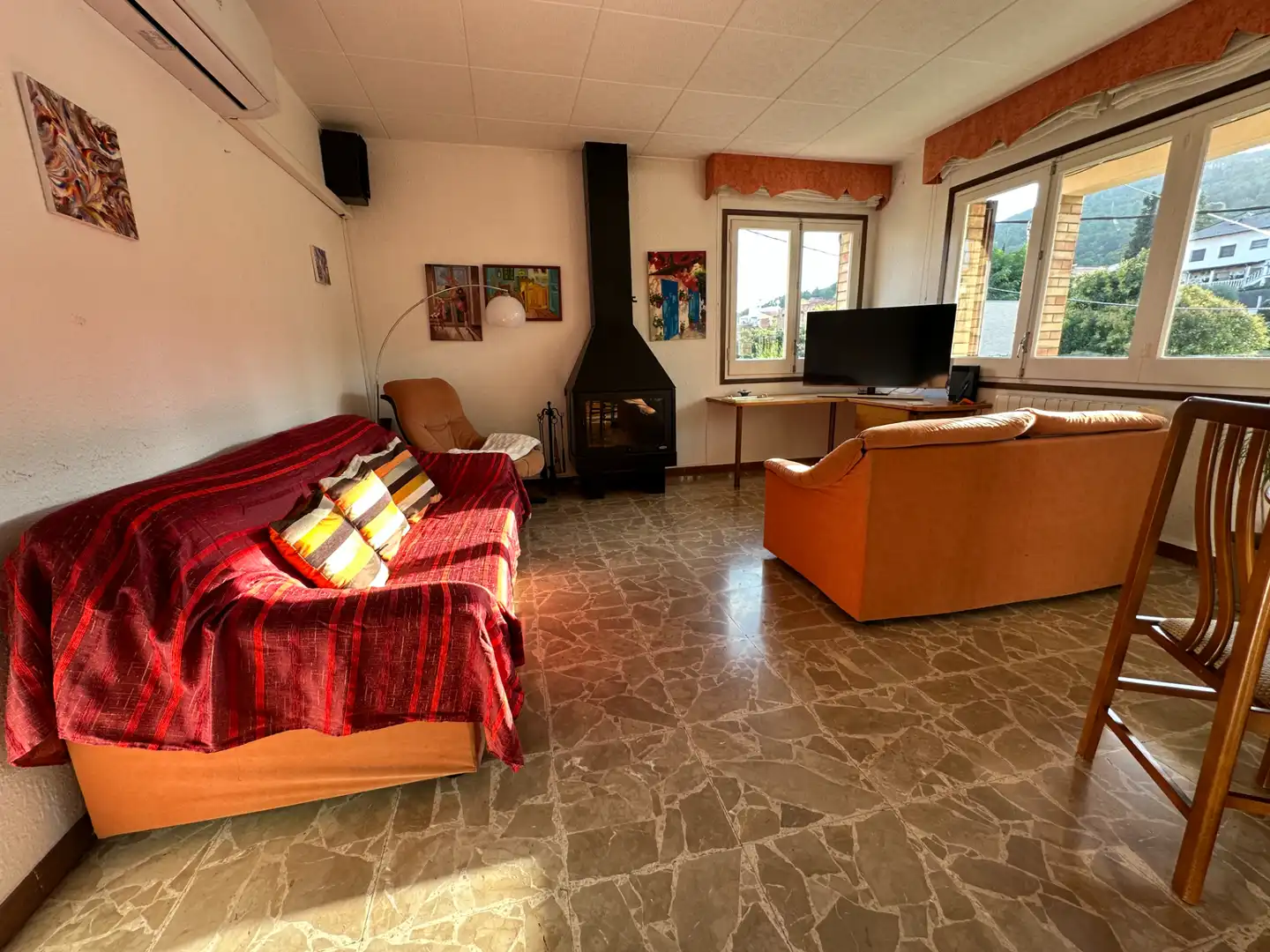 Wohnzimmer von Einfamilien-Reihenhaus zum Verkauf in Pallejà mit Klimaanlage, Heizung und Privatgarten