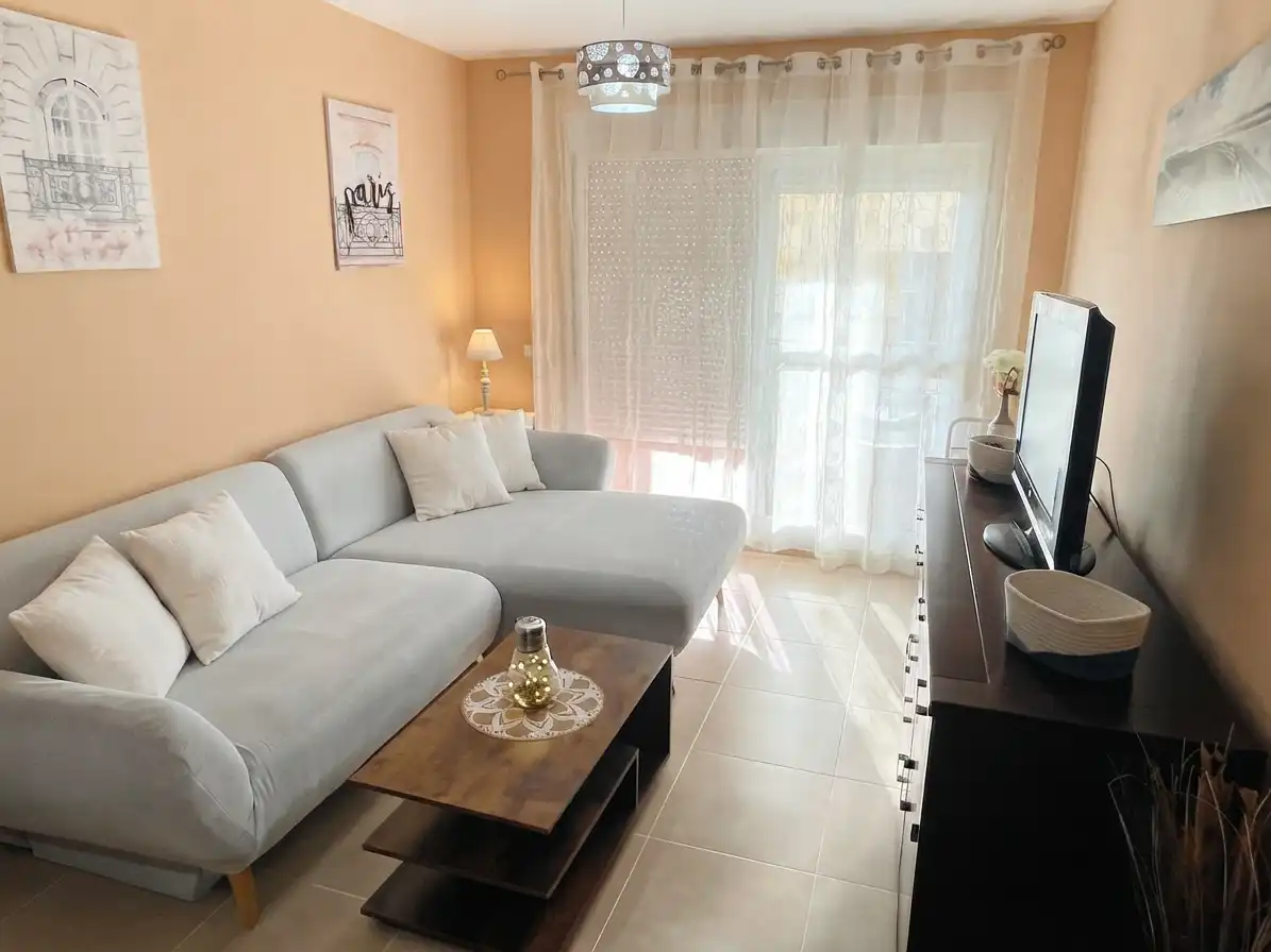 Sala de estar de Piso en venta en Torrox con Terraza, Amueblado y Piscina comunitaria