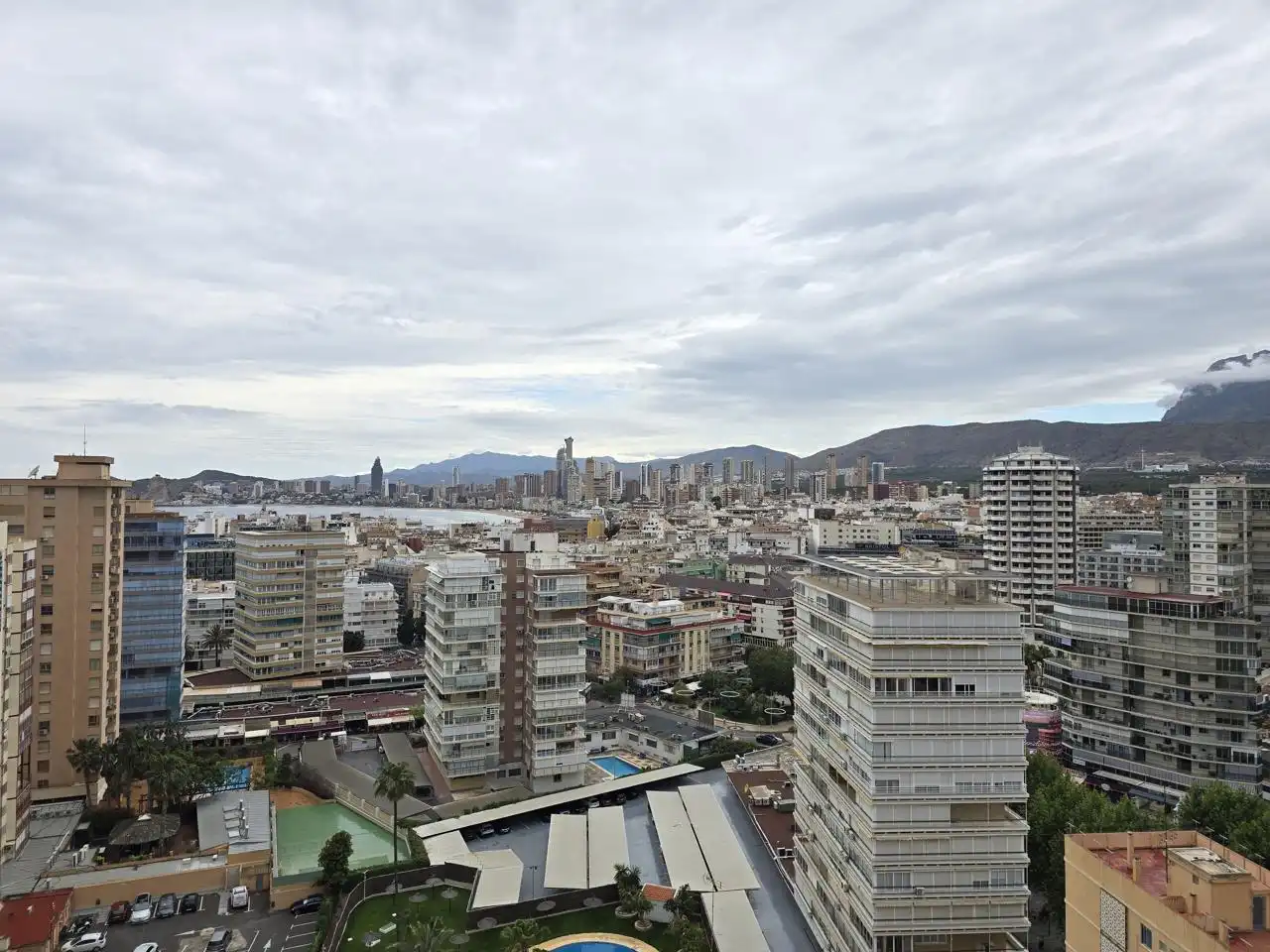 Vista exterior de Pis en venda en Benidorm amb Aire condicionat, Terrassa i Piscina