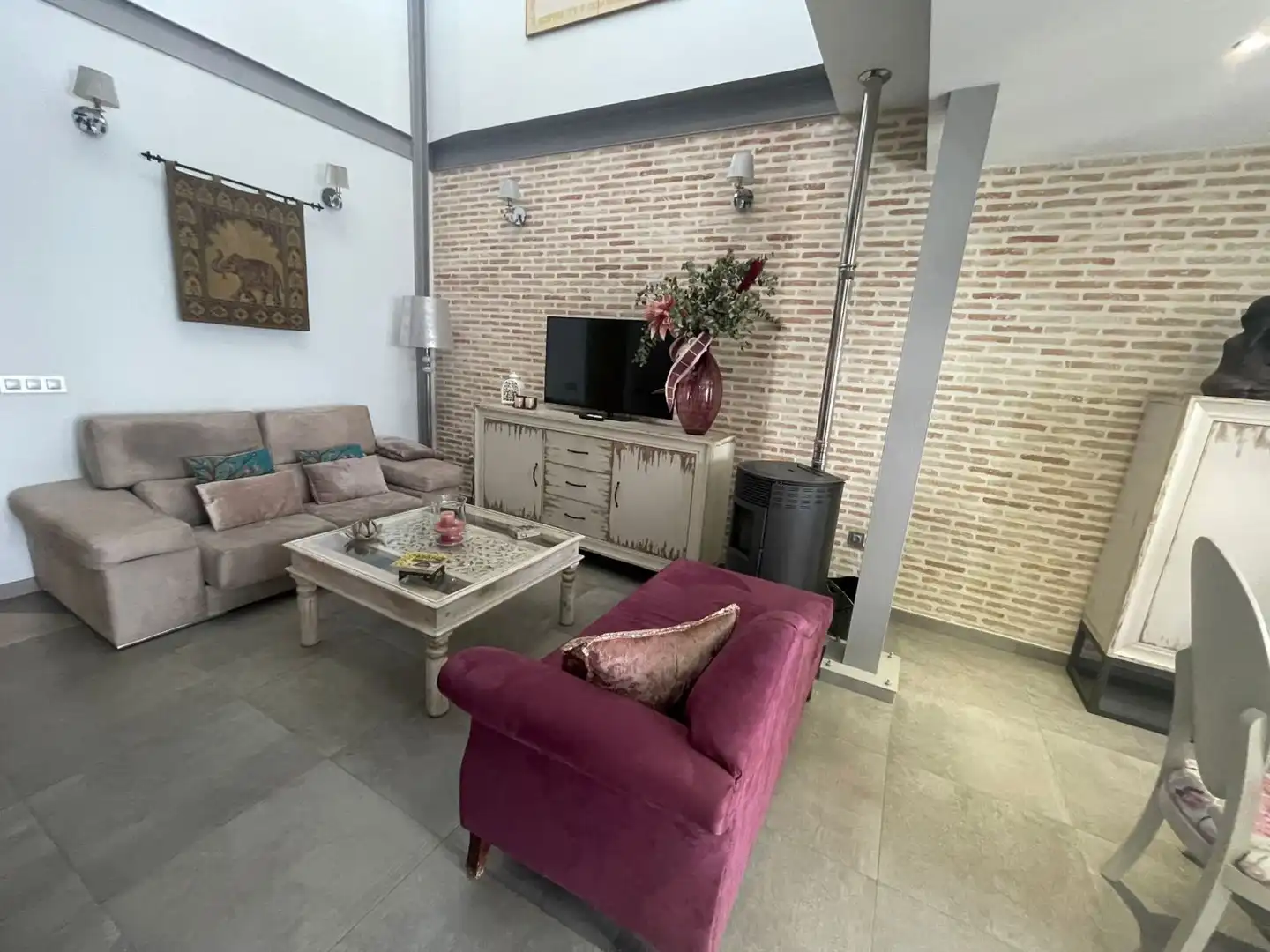Sala d'estar de Casa o xalet en venda en La Rinconada amb Aire condicionat