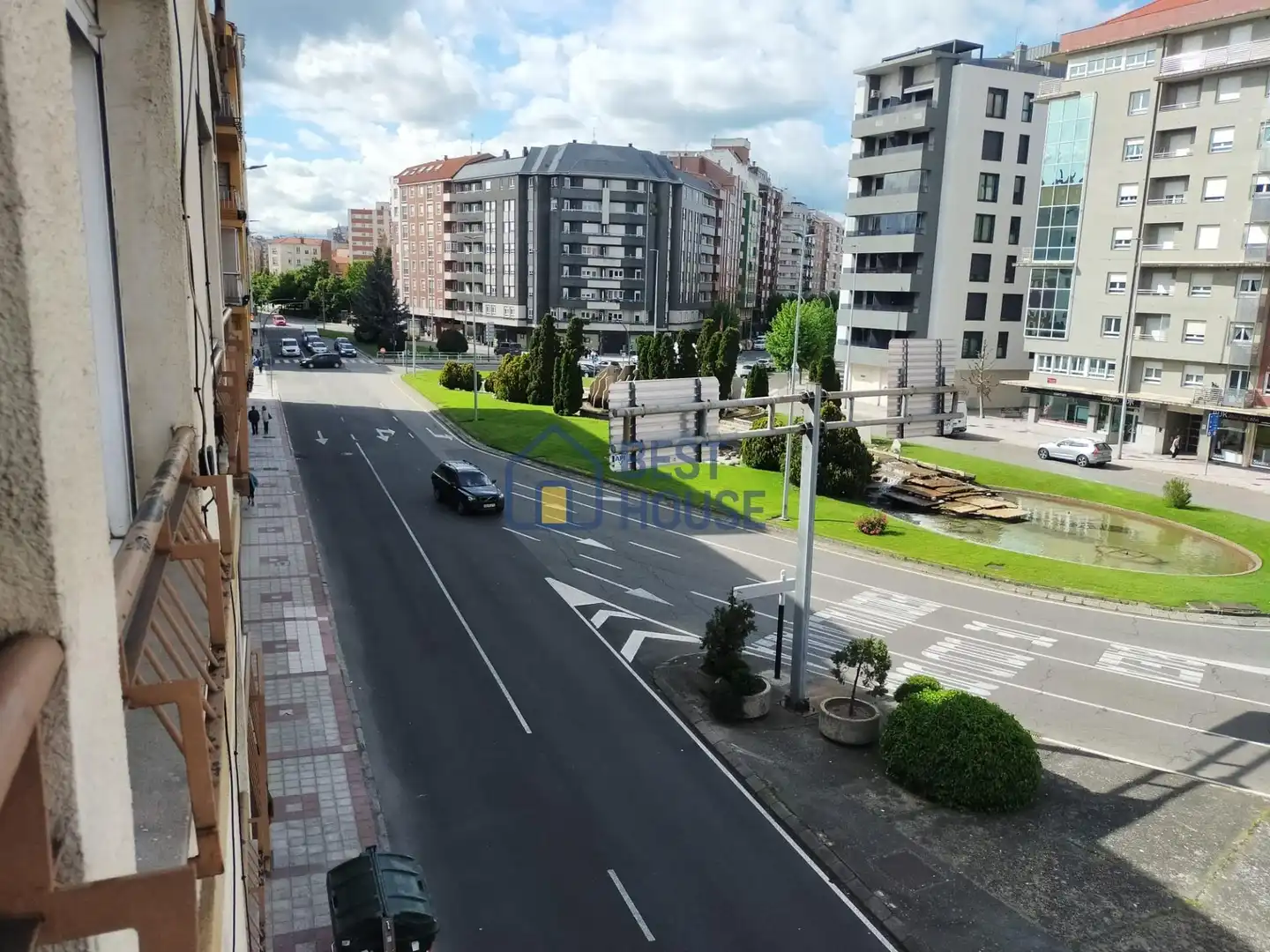 Vista exterior de Piso en venta en León Capital  con Calefacción, Terraza y Trastero