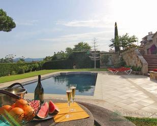 Jardí de Finca rústica en venda en Castell-Platja d'Aro amb Aire condicionat, Piscina i Alarma