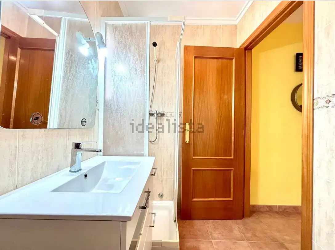 Baño de Casa adosada en venta en Sagunto / Sagunt con Aire acondicionado, Calefacción y Jardín privado