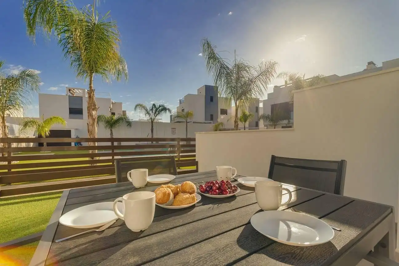 Terrassa de Apartament en venda en Pilar de la Horadada amb Aire condicionat, Jardí privat i Piscina