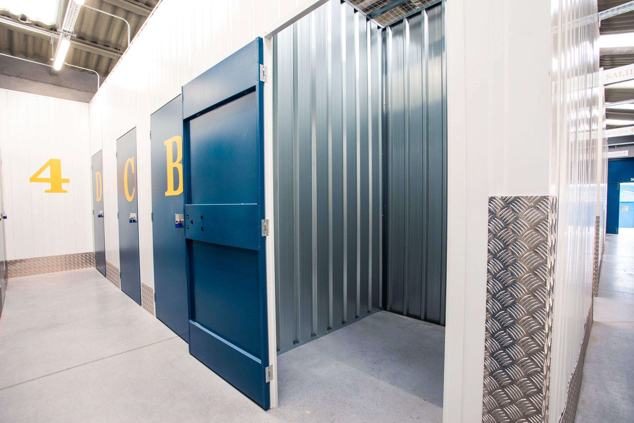 Box room to rent in  Madrid Capital  with Alarm