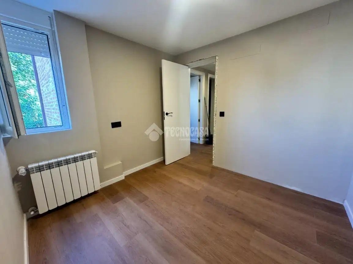 Bedroom of Flat for sale in Madrid
