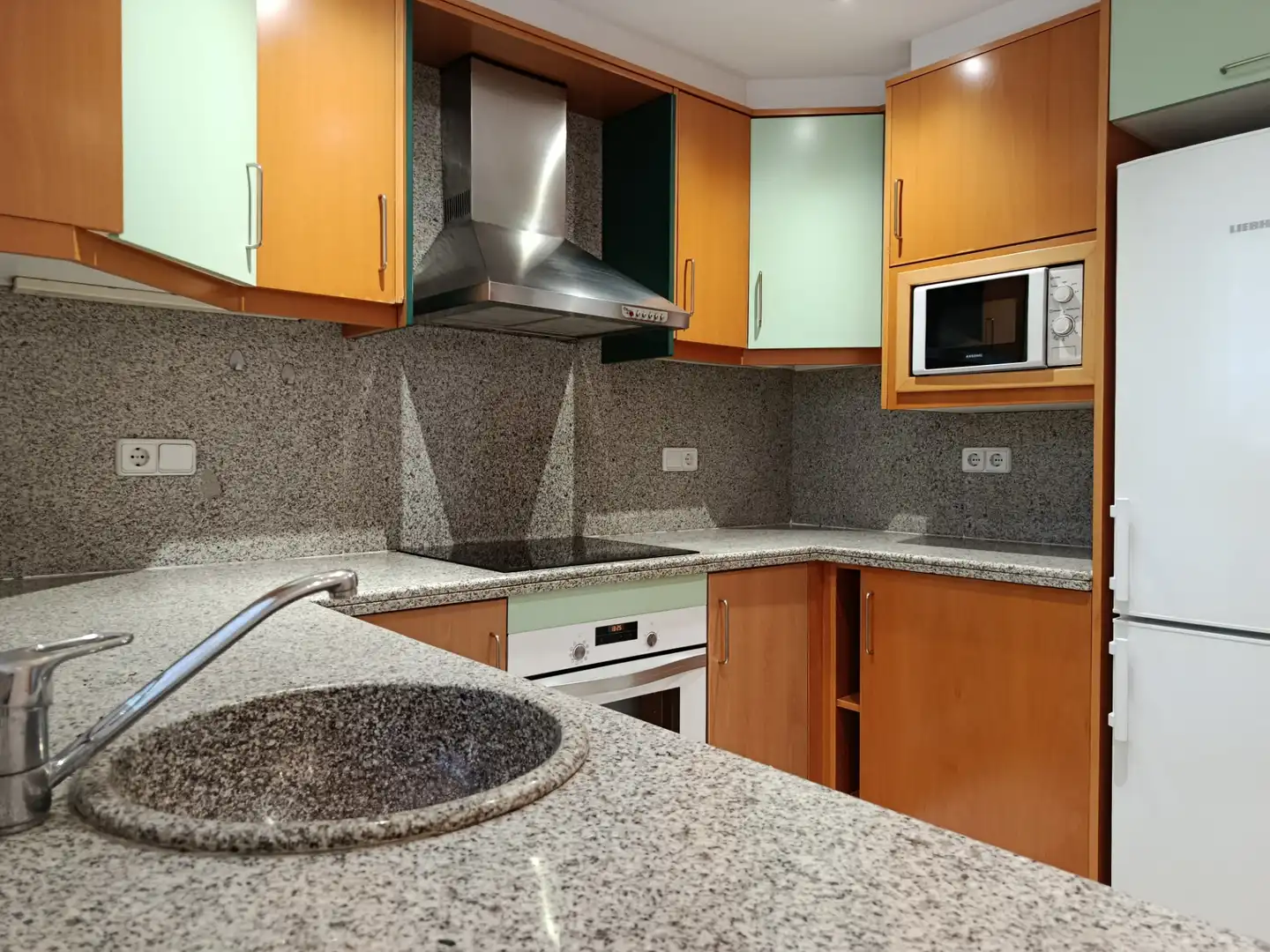 Cocina de Piso en venta en Girona con Aire acondicionado, Calefacción y Jardín privado