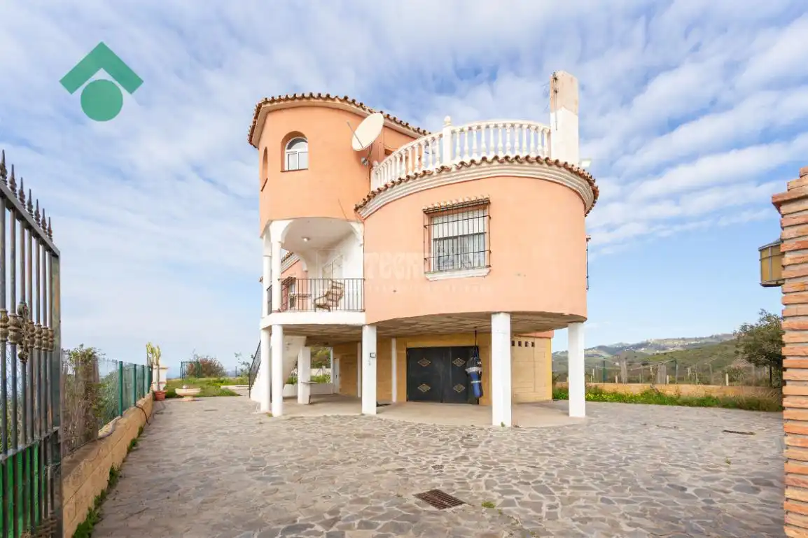 Vista exterior de Finca rústica en venda en Vélez-Málaga amb Aire condicionat, Terrassa i Piscina
