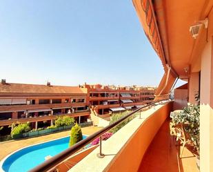 Vista exterior de Dúplex en venda en Cubelles amb Aire condicionat, Terrassa i Piscina