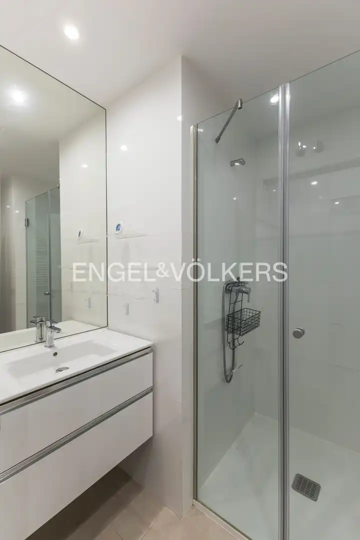 Bany de Apartament de lloguer en Madrid amb Aire condicionat, Calefacció i Moblat