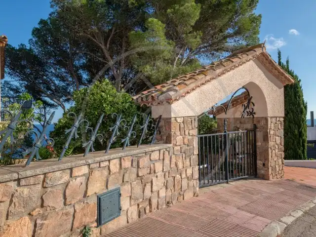 Außenansicht von Haus oder Chalet zum Verkauf in Palafrugell mit Klimaanlage, Heizung und Privatgarten