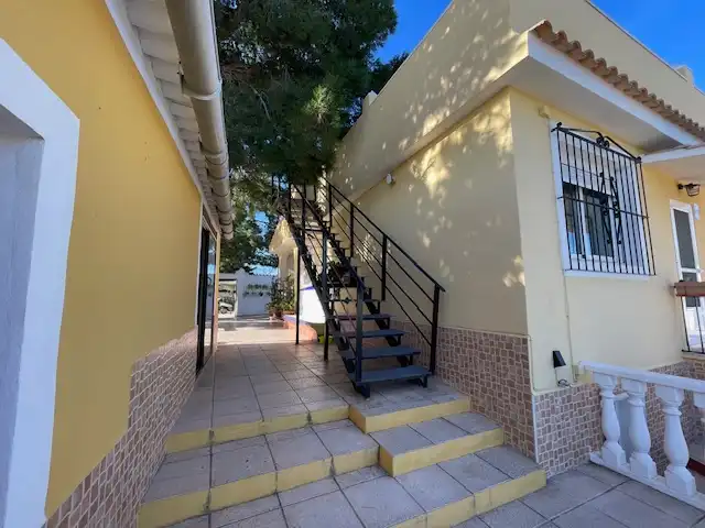 Vista exterior de Casa o xalet en venda en Alicante / Alacant amb Aire condicionat, Calefacció i Jardí privat