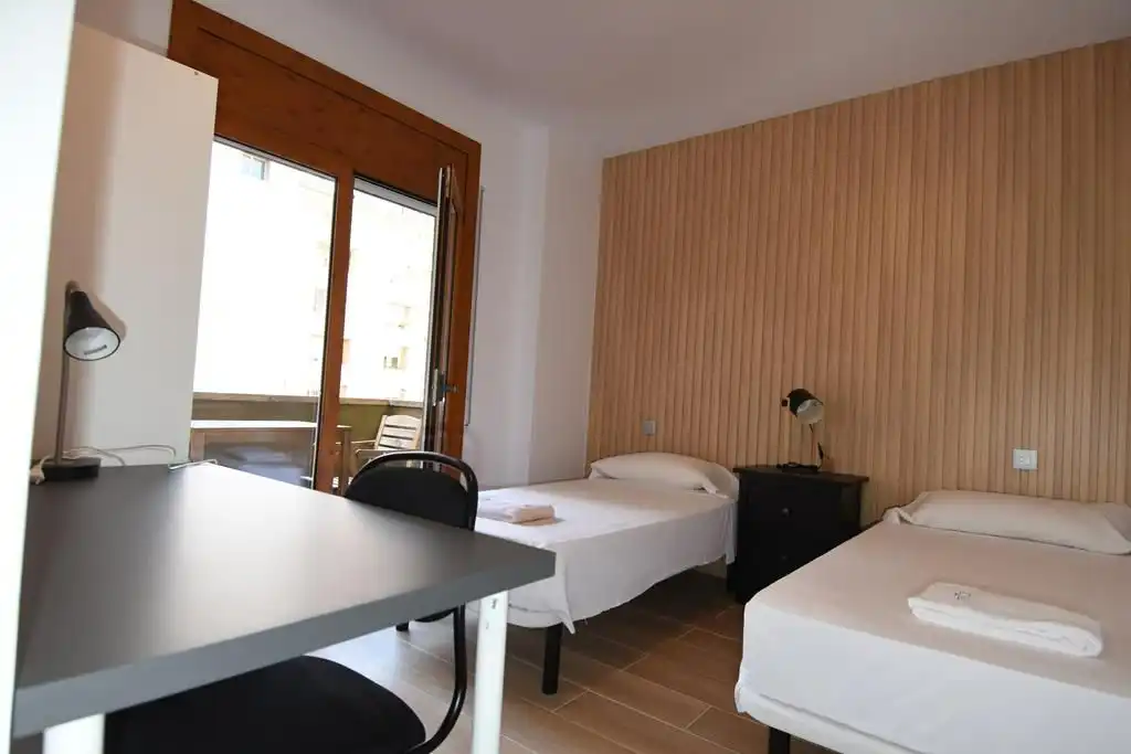 Dormitori de Pis de lloguer en Girona amb Aire condicionat, Calefacció i Terrassa
