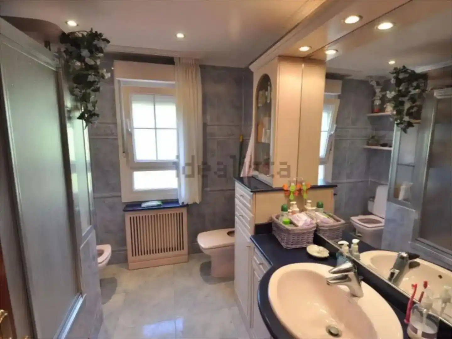 Badezimmer von Wohnung zum Verkauf in Castro-Urdiales mit Privatgarten, Schwimmbad und Möbliert