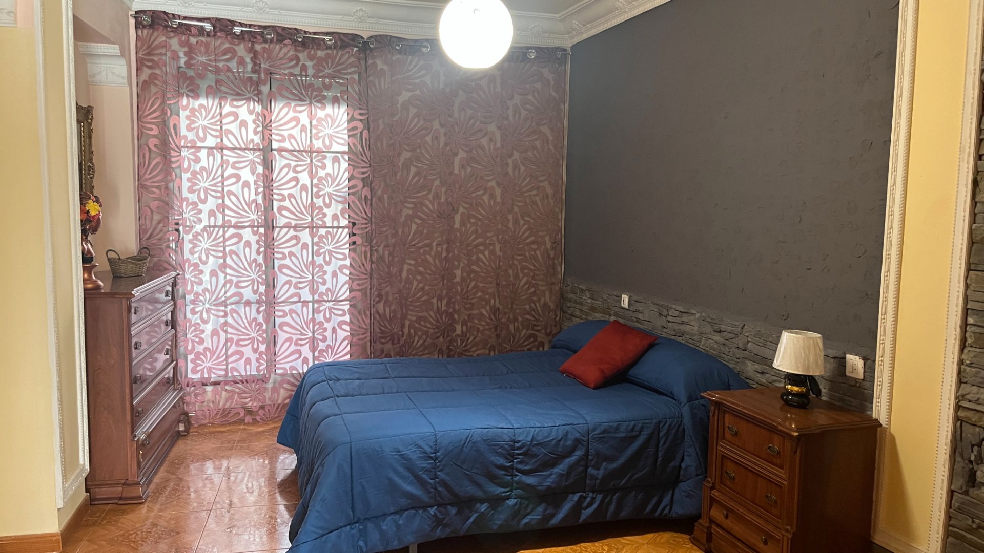 Dormitori de Pis de lloguer en  Valencia Capital amb Aire condicionat, Terrassa i Moblat