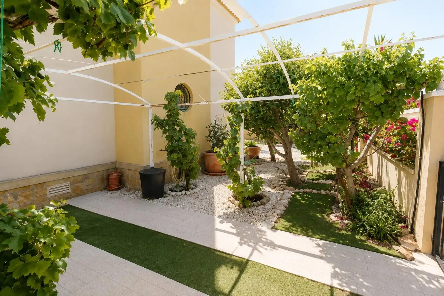 Terrassa de Casa o xalet en venda en Orihuela amb Aire condicionat, Jardí privat i Piscina