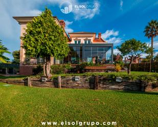 Vista exterior de Casa o xalet en venda en Gijón  amb Jardí privat, Terrassa i Traster