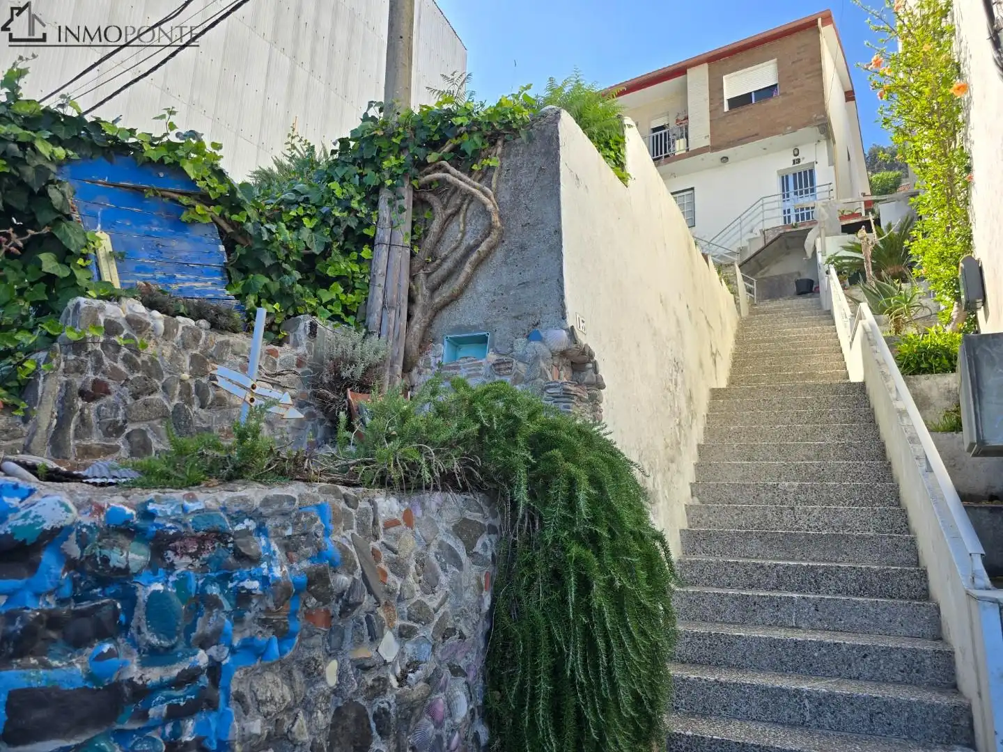 Vista exterior de Casa o xalet en venda en Poio amb Jardí privat