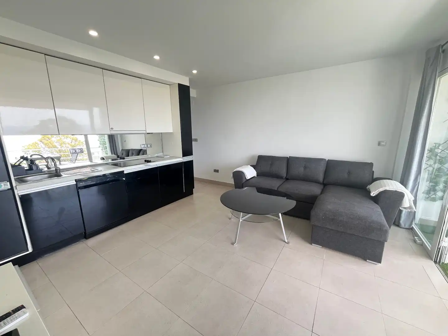 Sala d'estar de Apartament de lloguer en Marbella amb Aire condicionat, Terrassa i Moblat
