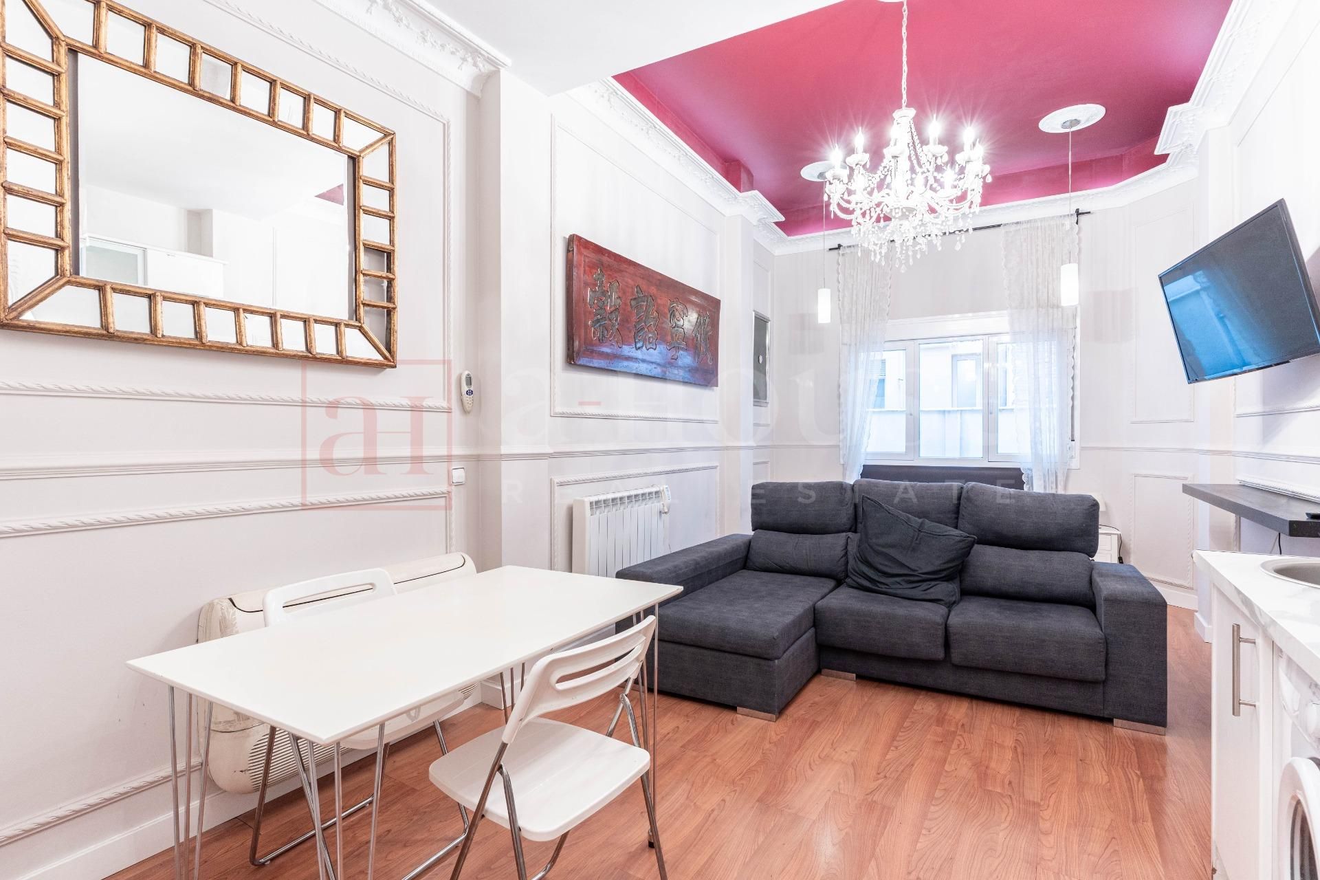 Living room of Planta baja for sale in  Madrid Capital  with Air Conditioner, Heating and Storage room
