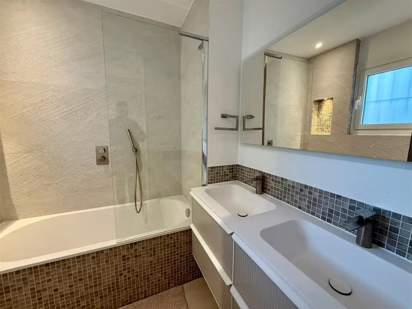 Baño de Apartamento en venta en Marbella con Aire acondicionado