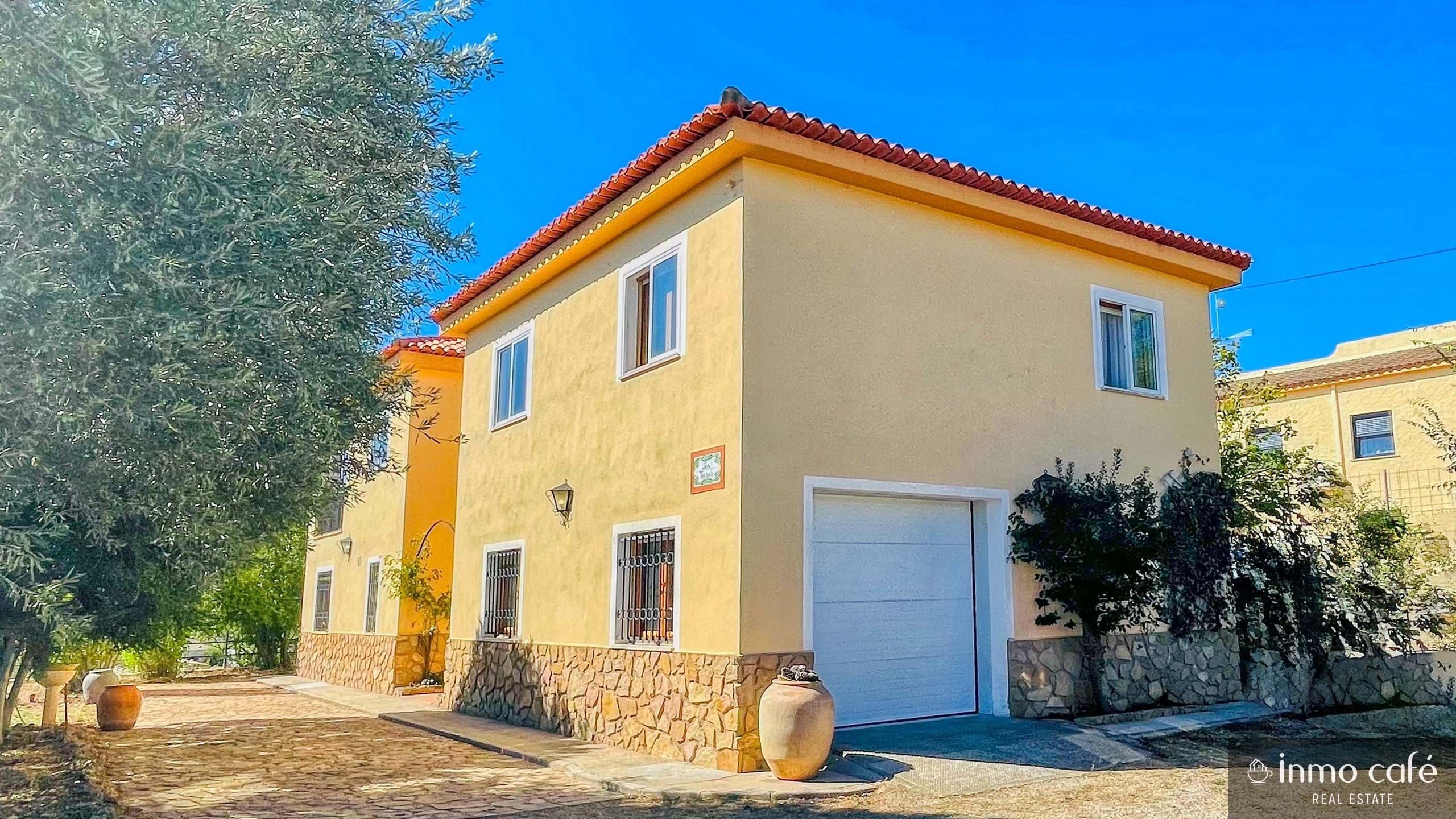 Vista exterior de Casa o xalet en venda en Ayora amb Aire condicionat i Terrassa
