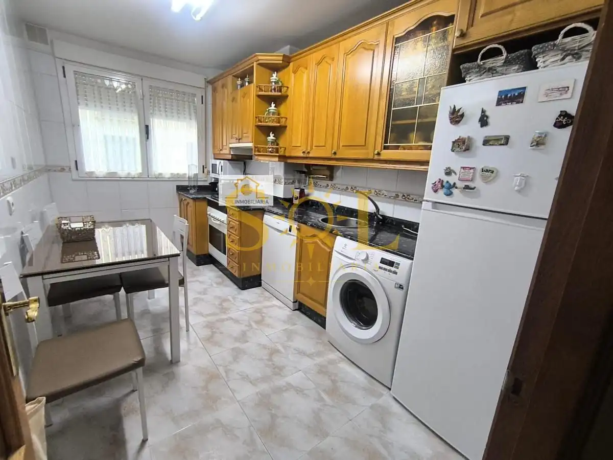 Cocina de Piso en venta en Ponferrada con Calefacción, Parquet y Trastero