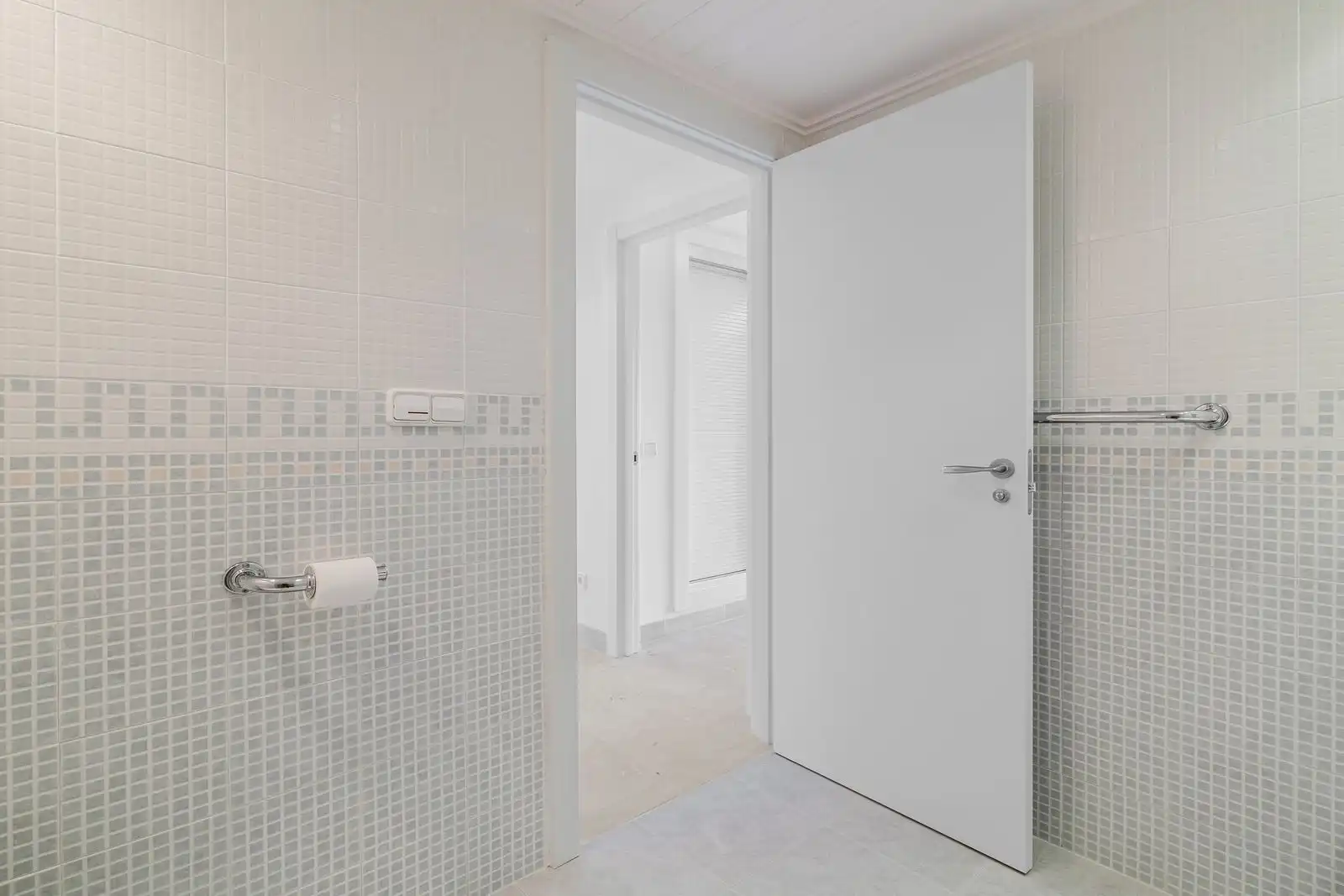 Bathroom of Flat for sale in Benahavís  with Air Conditioner, Terrace and Alarm