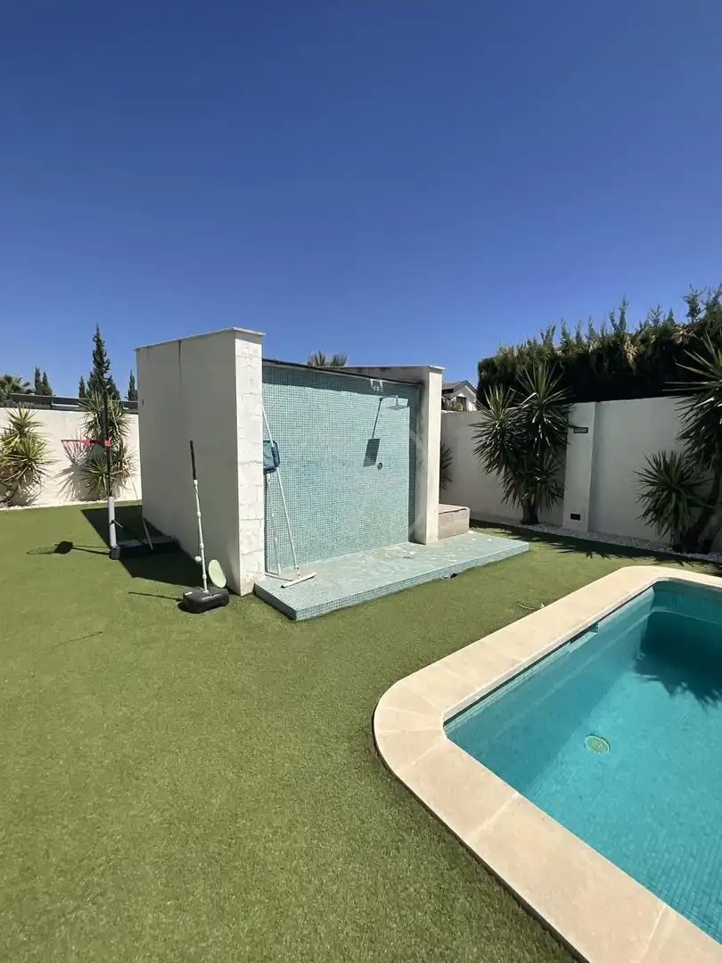 Piscina de Casa o xalet en venda en Linares amb Aire condicionat, Jardí privat i Piscina