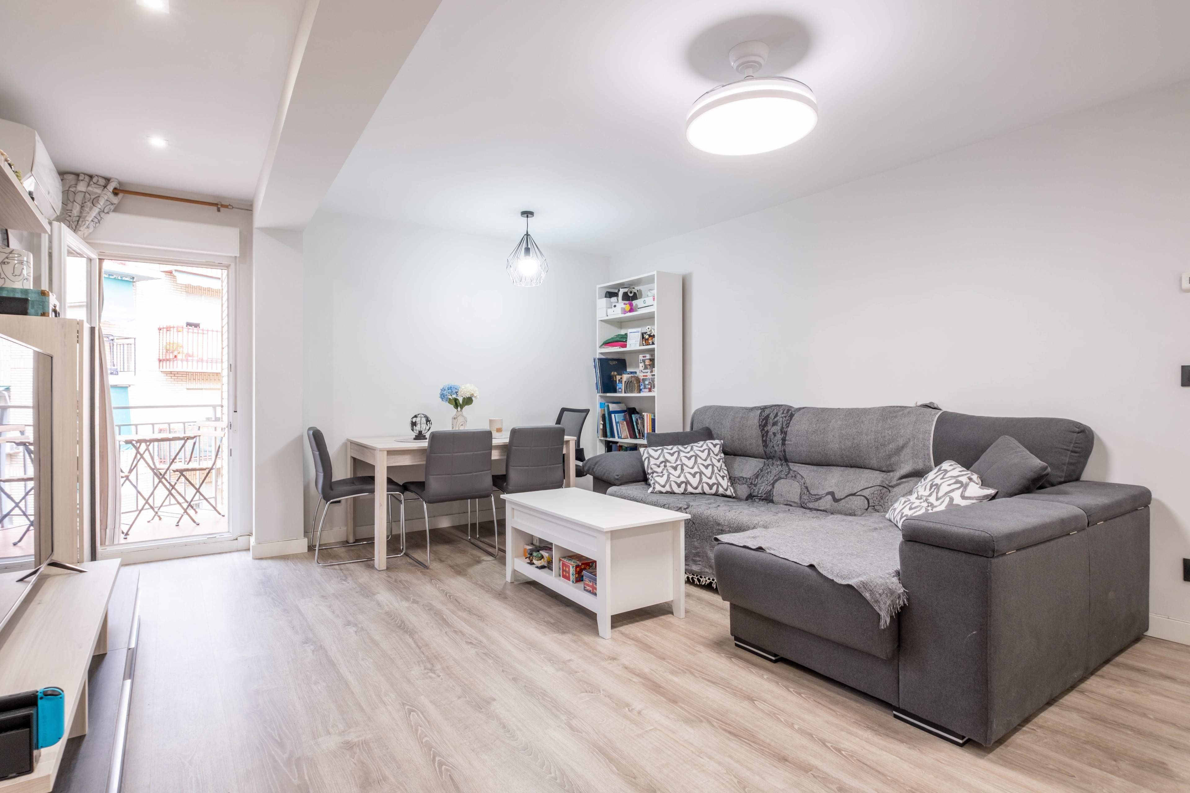 Sala d'estar de Pis en venda en  Zaragoza Capital amb Calefacció, Terrassa i Balcó
