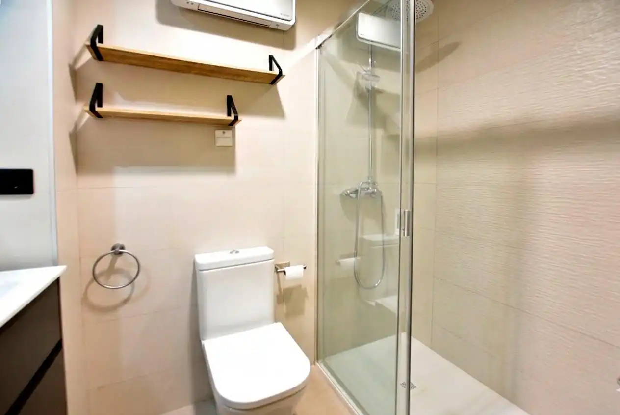 Badezimmer von Wohnung zur Miete in Granada mit Klimaanlage, Heizung und Terrasse