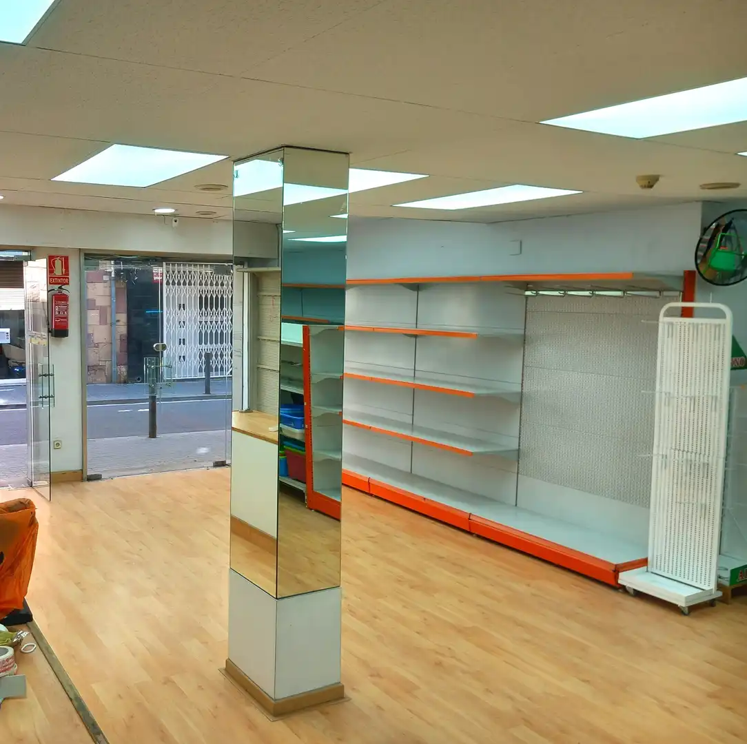 Local de alquiler en L'Hospitalet de Llobregat con Parquet