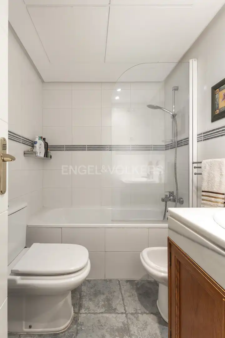 Badezimmer von Maisonette zur Miete in La Moraleja mit Klimaanlage, Heizung und Privatgarten