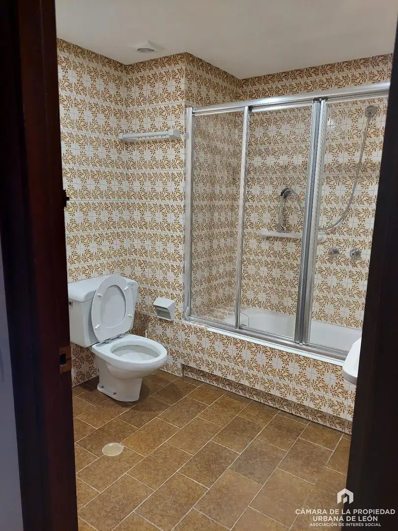 Badezimmer von Wohnung zur Miete in León Capital  mit Heizung und Möbliert