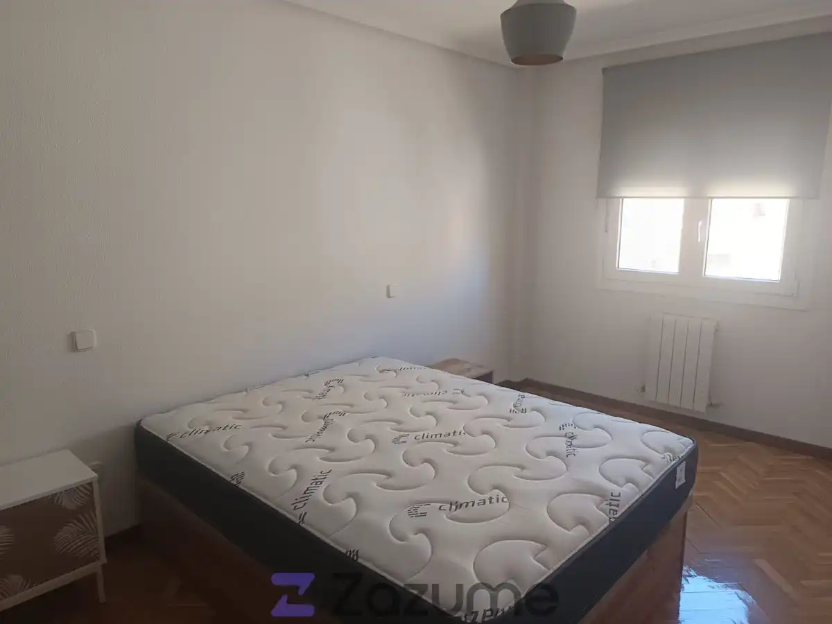 Habitación de Apartamento de alquiler en Ávila con Calefacción, Parquet y Terraza