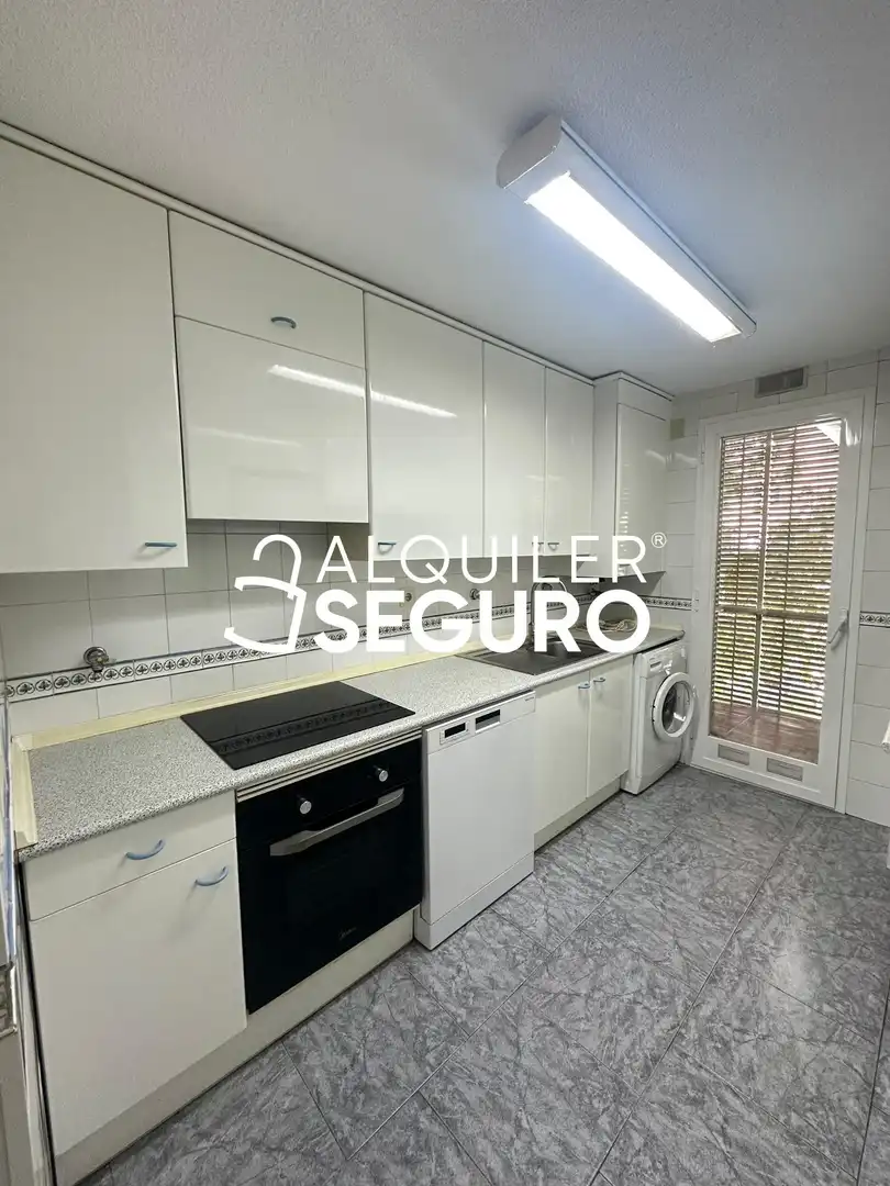 Küche von Wohnung zur Miete in Madrid mit Heizung, Schwimmbad und Möbliert