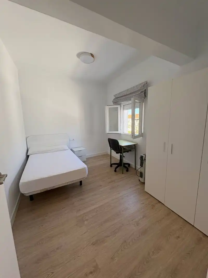 Schlafzimmer von Wohnung zur Miete in Cáceres mit Klimaanlage, Privatgarten und Terrasse