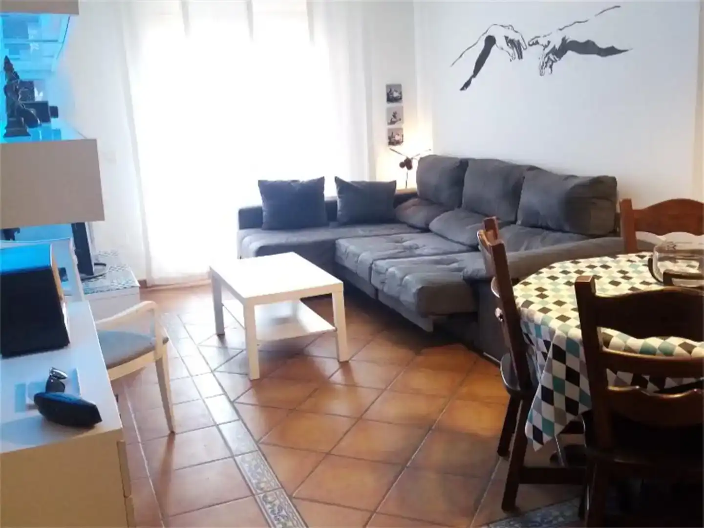 Sala d'estar de Apartament de lloguer en El Ejido amb Aire condicionat, Jardí privat i Piscina
